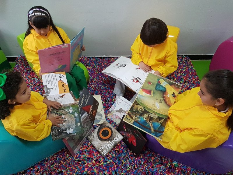 Niños explorando en clase
